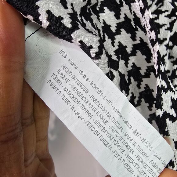 4/$35 ZARA Black and White Houndstooth Top - Picture 2 of 6